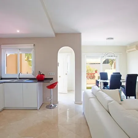Penhouse Beside The Golf Course. Vakantiehuis Marbella